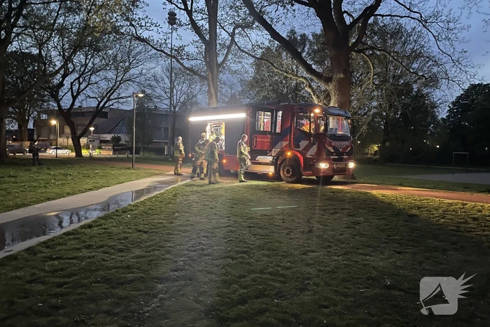 Brandweer blust brandende prullenbak
