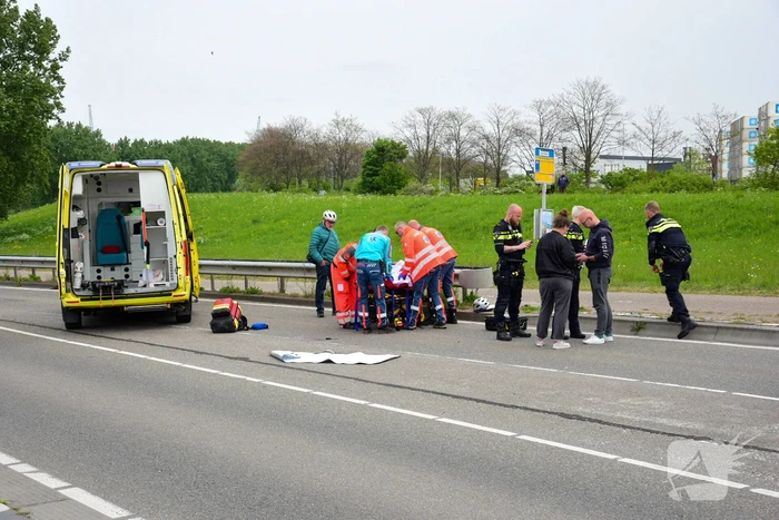 Fietsster zwaargewond bij botsing met auto