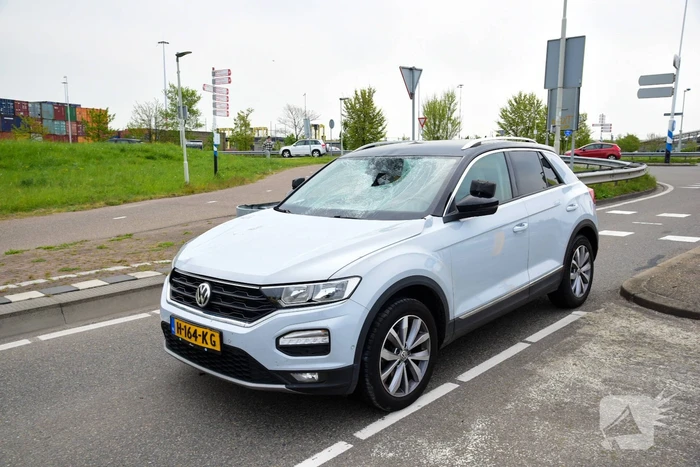 Fietsster zwaargewond bij botsing met auto