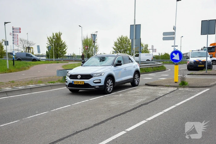 Fietsster zwaargewond bij botsing met auto