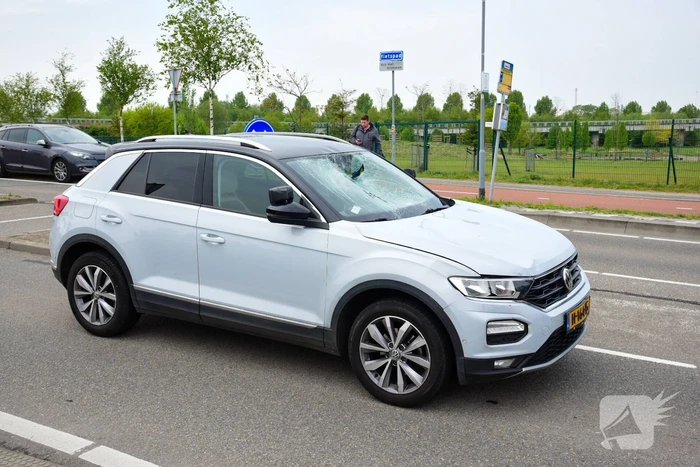 Fietsster zwaargewond bij botsing met auto