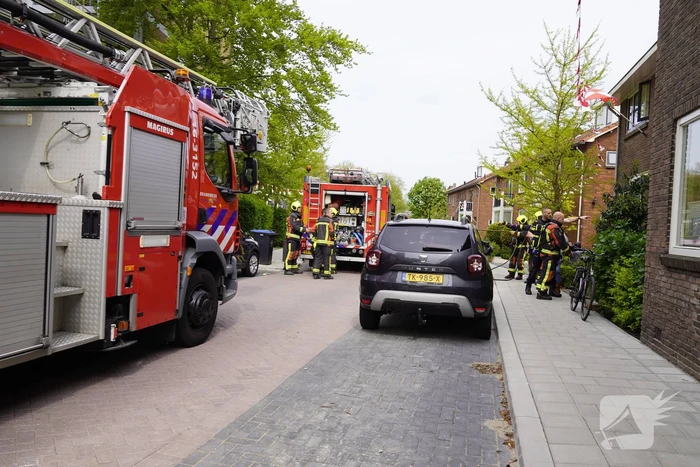 Brand in dak van woningaanbouw