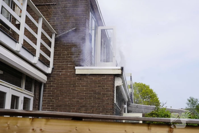Brand in dak van woningaanbouw