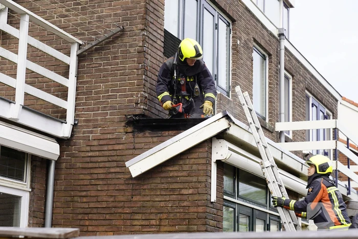 Brand in dak van woningaanbouw