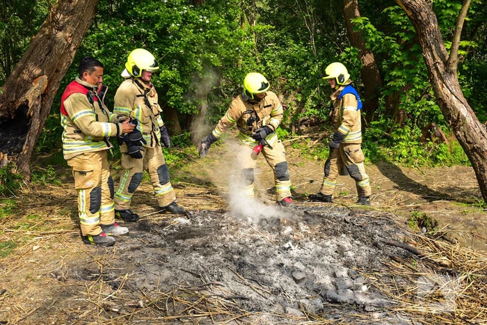 Brandweer blust kampvuur