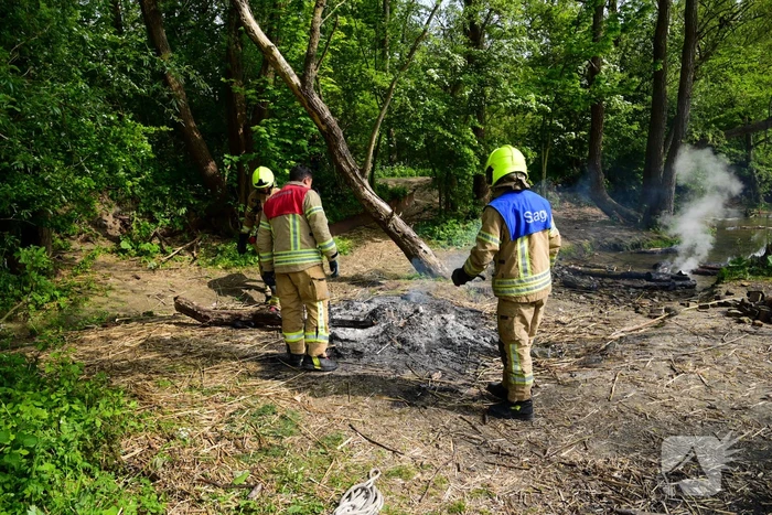 Brandweer blust kampvuur
