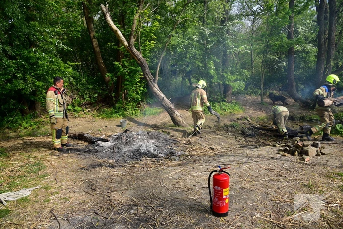 Brandweer blust kampvuur
