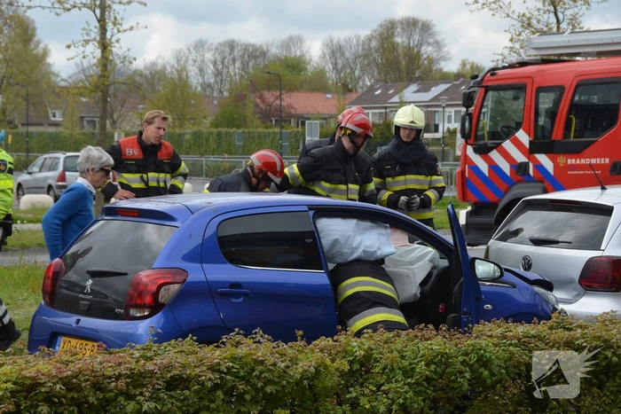 Bestuurder bekneld bij kop-staart botsing