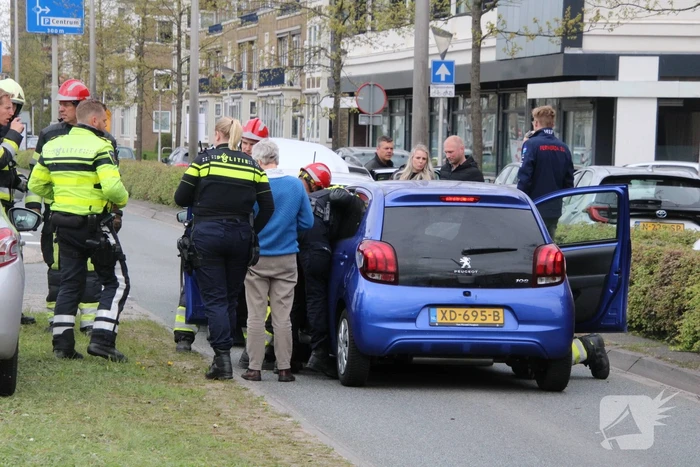Bestuurder bekneld bij kop-staart botsing
