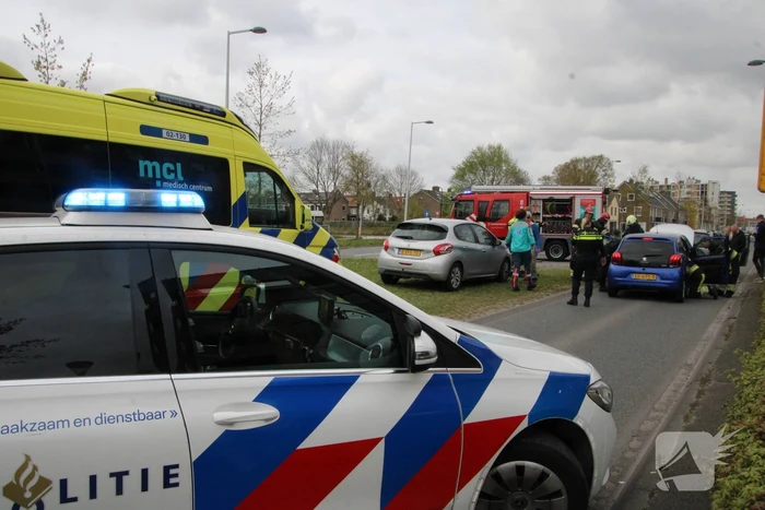 Bestuurder bekneld bij kop-staart botsing