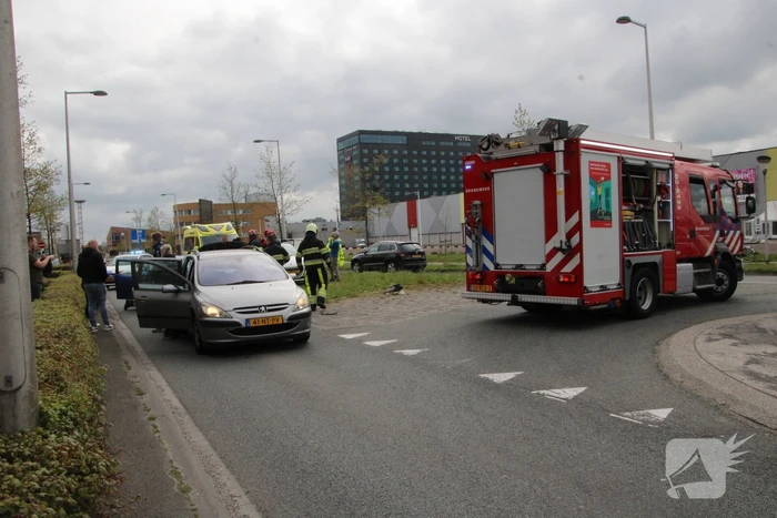Bestuurder bekneld bij kop-staart botsing