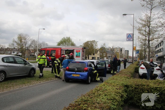 Bestuurder bekneld bij kop-staart botsing