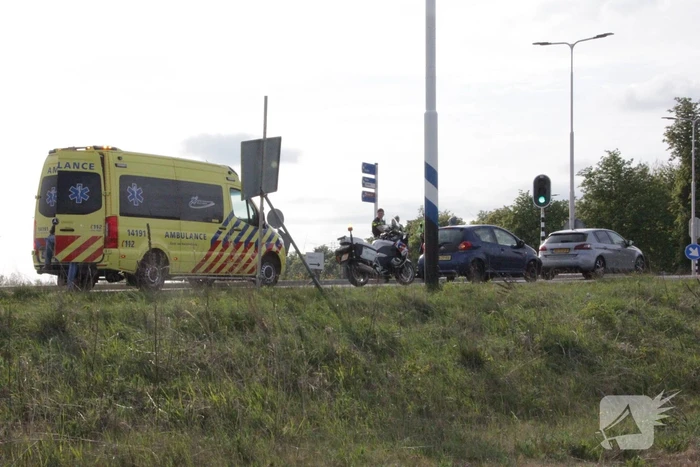 Schade na ongeval tussen twee voertuigen