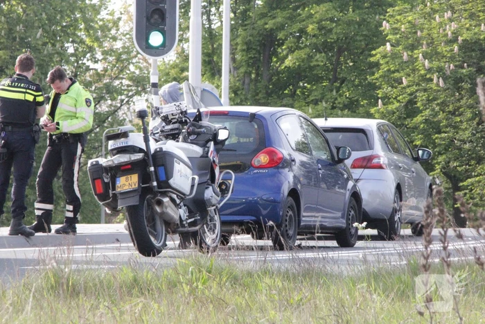 Schade na ongeval tussen twee voertuigen