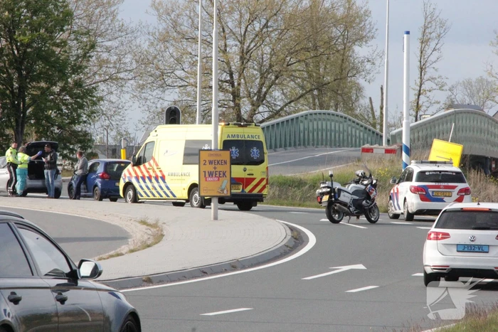 Schade na ongeval tussen twee voertuigen