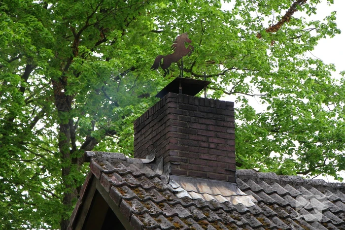 Brandweer controleert schoorsteen na brand