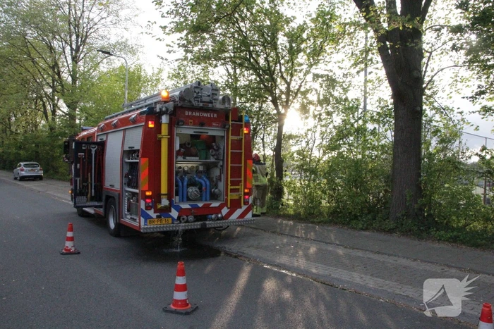 Vlammen bij brand naast sportveld