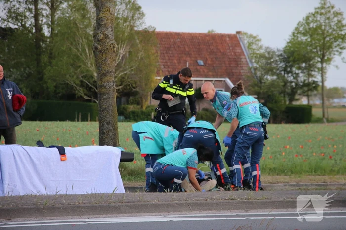 Motorrijder zwaargewond na lancering over rotonde