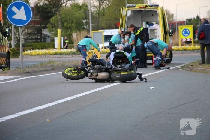 Motorrijder zwaargewond na lancering over rotonde
