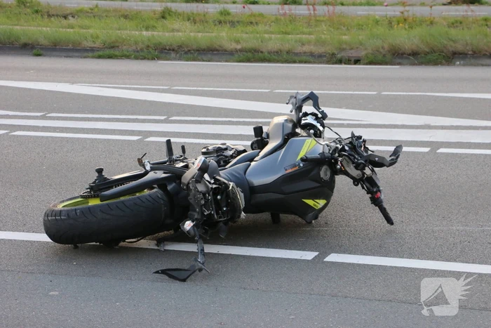 Motorrijder zwaargewond na lancering over rotonde