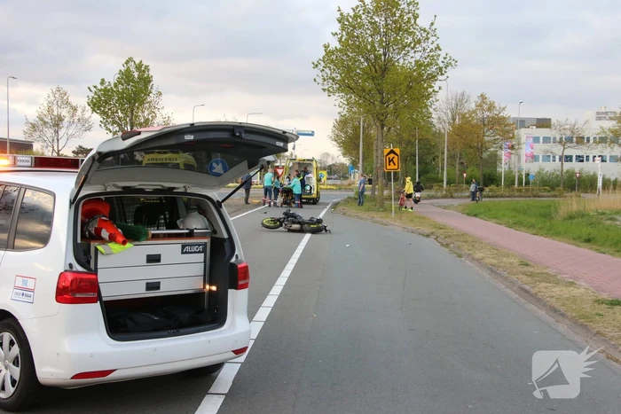 Motorrijder zwaargewond na lancering over rotonde