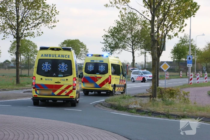 Motorrijder zwaargewond na lancering over rotonde
