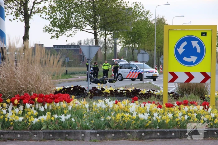 Motorrijder zwaargewond na lancering over rotonde