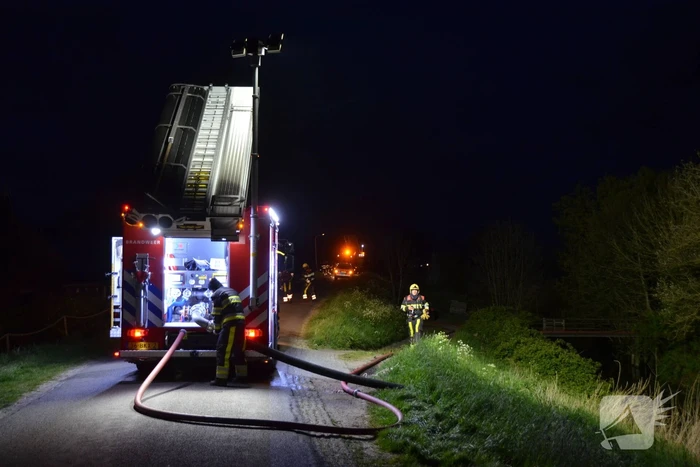 Brandweermannen blussen brand in keuken