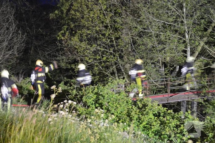 Brandweermannen blussen brand in keuken