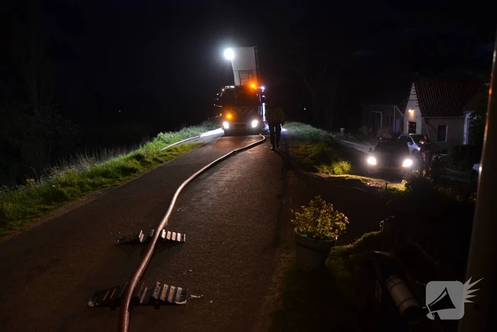 Brandweermannen blussen brand in keuken