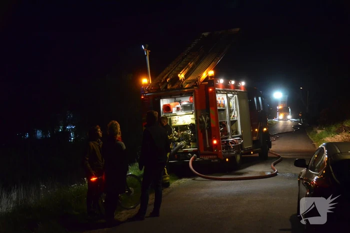 Brandweermannen blussen brand in keuken