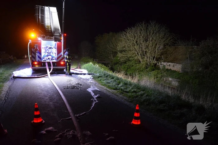 Brandweermannen blussen brand in keuken