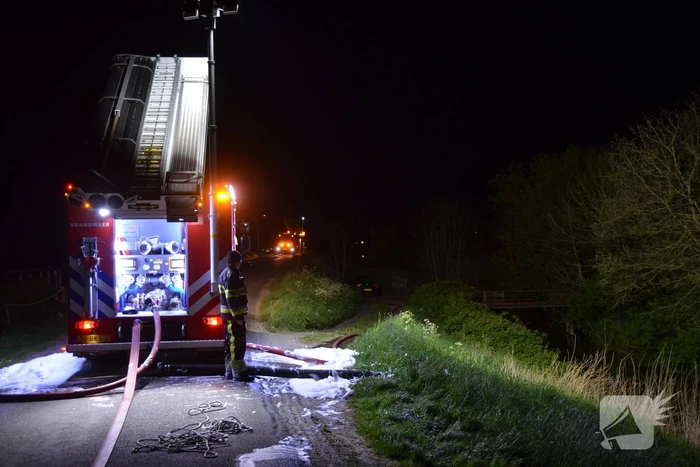 Brandweermannen blussen brand in keuken