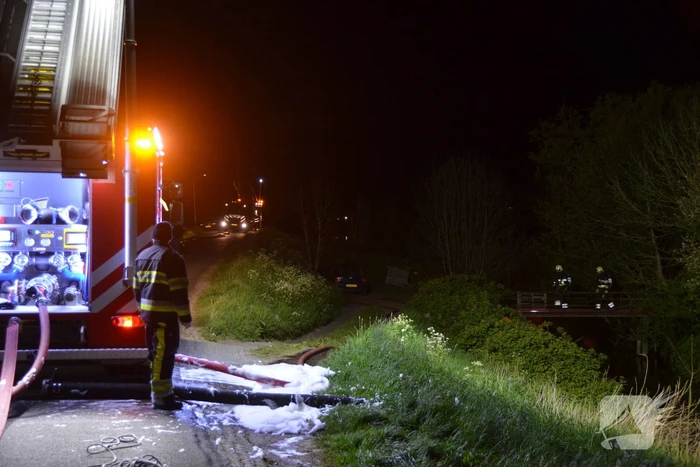 Brandweermannen blussen brand in keuken