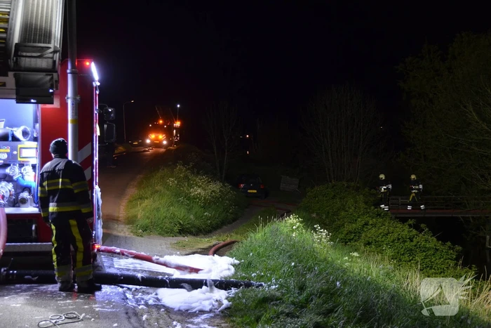 Brandweermannen blussen brand in keuken