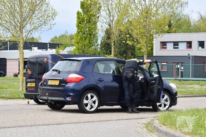 Auto's botsen bij keermaneuvre