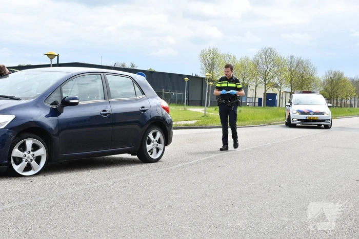 Auto's botsen bij keermaneuvre