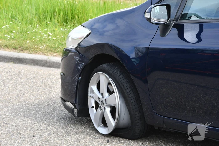Auto's botsen bij keermaneuvre