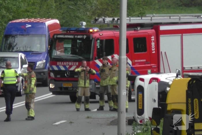Auto belandt op zijkant naar aanrijding