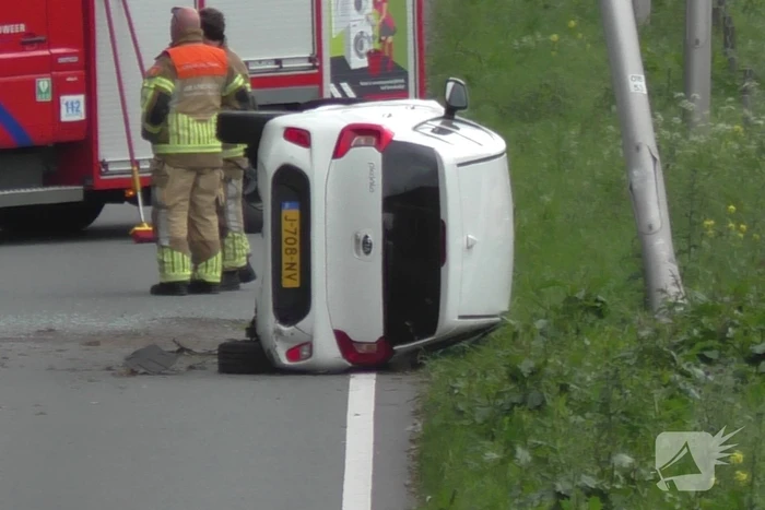 Auto belandt op zijkant naar aanrijding