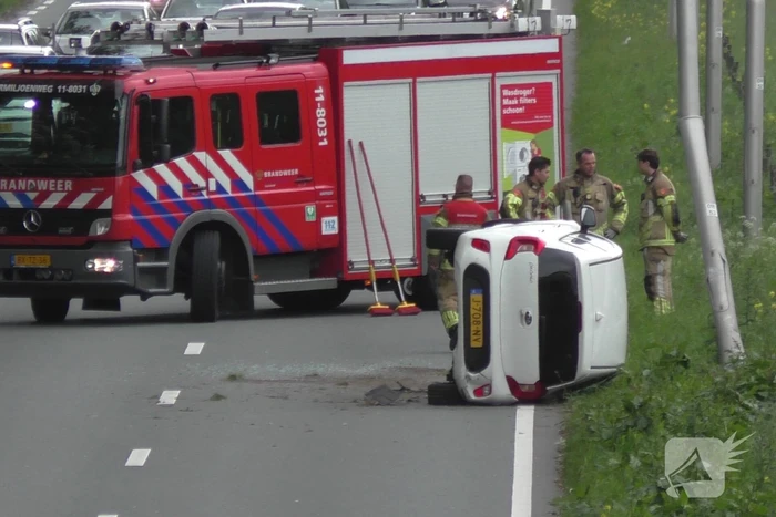 Auto belandt op zijkant naar aanrijding