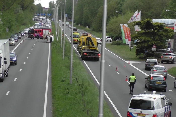 Auto belandt op zijkant naar aanrijding