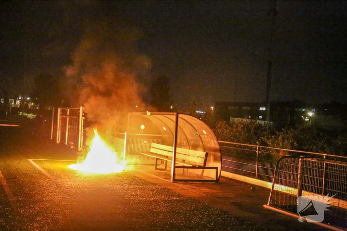 Vlammen op voetbalveld vanwege brand in afvalcontainer