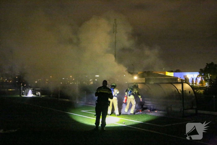 Vlammen op voetbalveld vanwege brand in afvalcontainer