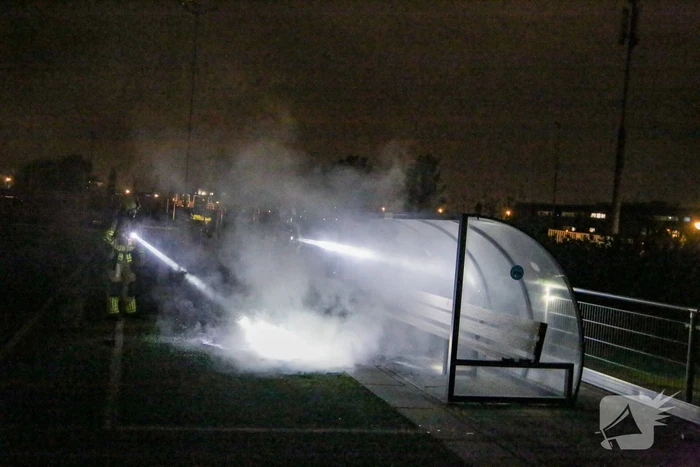 Vlammen op voetbalveld vanwege brand in afvalcontainer