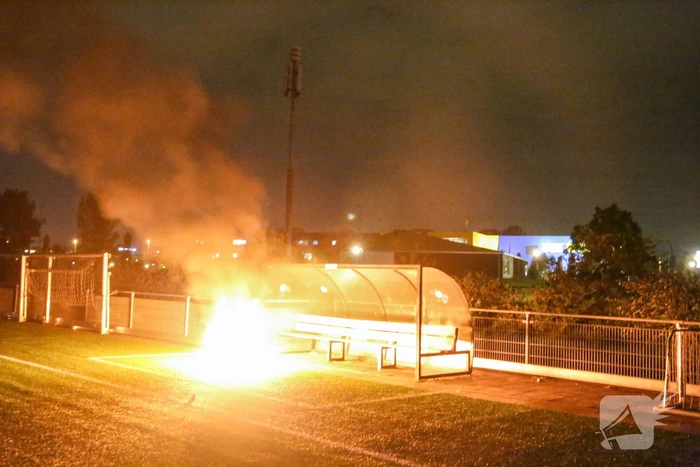 Vlammen op voetbalveld vanwege brand in afvalcontainer