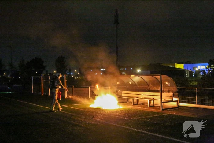 Vlammen op voetbalveld vanwege brand in afvalcontainer