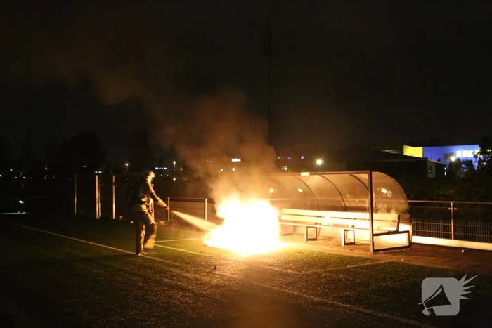 Vlammen op voetbalveld vanwege brand in afvalcontainer