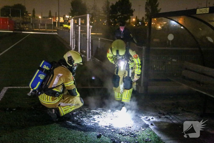 Vlammen op voetbalveld vanwege brand in afvalcontainer