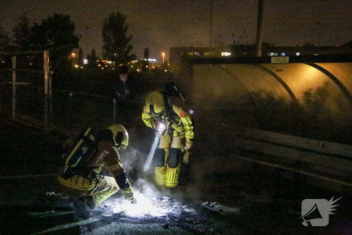Vlammen op voetbalveld vanwege brand in afvalcontainer